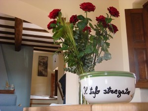 rose sul tavolo tufo stregato