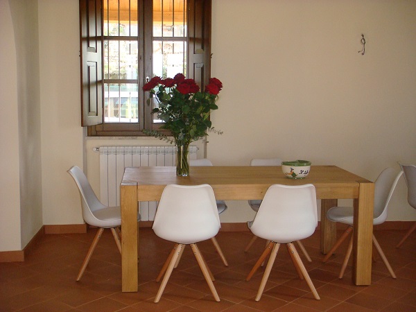 tavolo in legno della sala comune